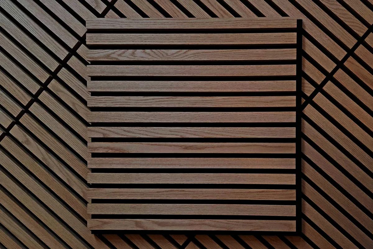 Štvorcový dubový lamelový panel na stene z diagonálnych lamiel