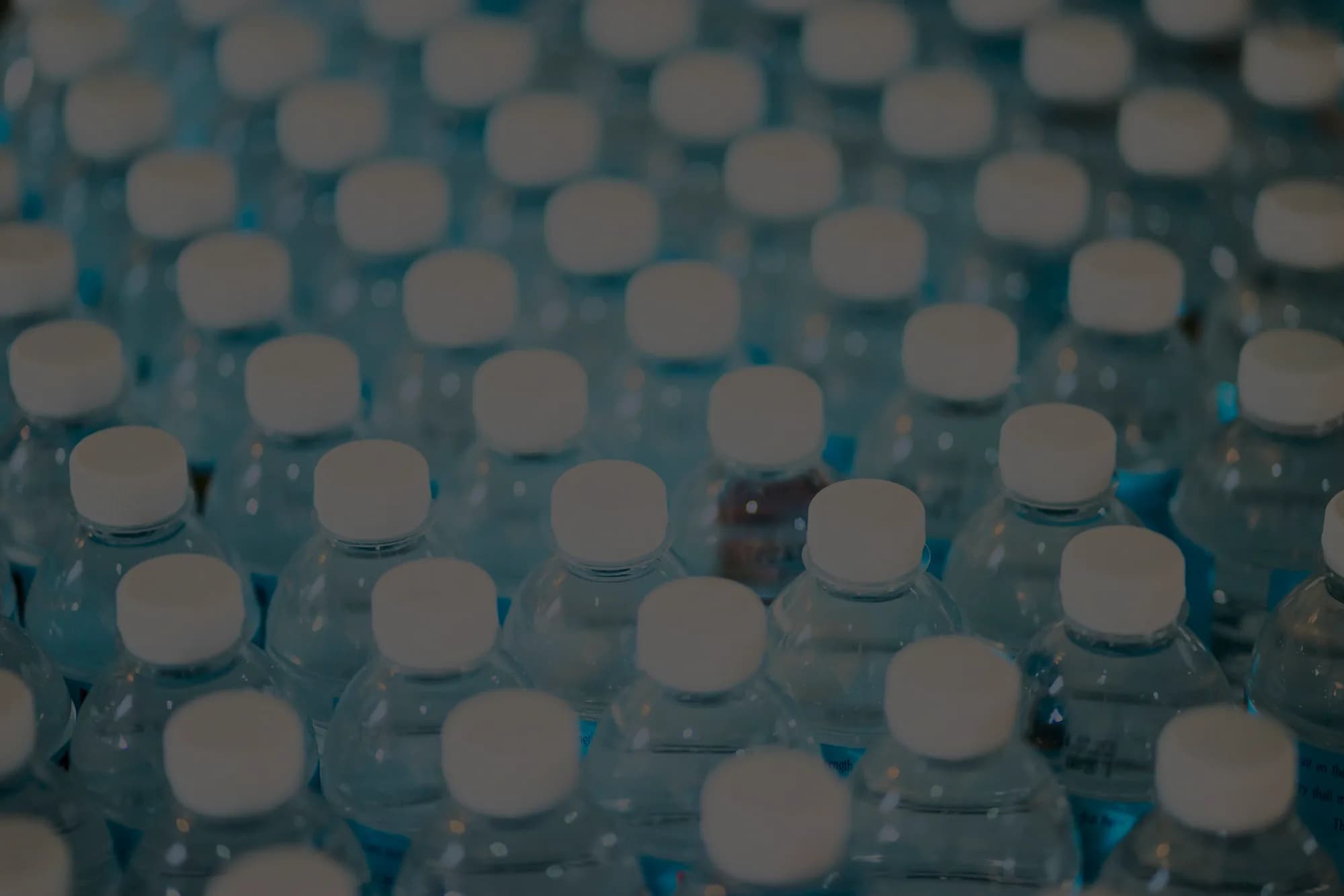 Rady priehľadných PET fliaš pripravených na recykláciu